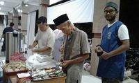 Masya Allah! Para Bikers Subuhan dan Sajikan Kopi Untuk Jamaah Masjid