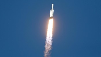 Secara teori, ia mampu mengangkut muatan seberat lebih dari 15 ton hingga ke Mars. Jika digunakan ke Pluto, maka Falcon Heavy masih mampu membawa muatan hingga 3,5 ton. Foto: Reuters