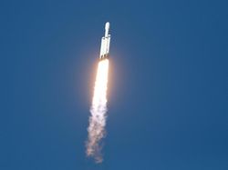 Keren! Penampakan 3 Roket Terkuat Dunia Mendarat Simultan