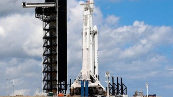 Falcon Heavy memiliki tinggi 70 m, lebar 12,2 m, diameter 3,66 m dan massa 1,4 juta kg. Foto: Reuters
