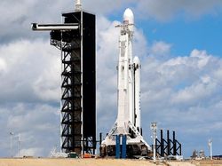 Keren! Penampakan 3 Roket Terkuat Dunia Mendarat Simultan