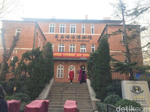 Di gedung pertama bernama The World of Tsingtao, traveler akan dibawa masuk melihat perjalanan brewery ini. Botol-botol jadul yang pernah digunakan dipajang sebagai bukti. (Bonauli/detikcom) Di gedung pertama bernama The World of Tsingtao, traveler akan dibawa masuk melihat perjalanan brewery ini. Botol-botol jadul yang pernah digunakan dipajang sebagai bukti. (Bonauli/detikcom)