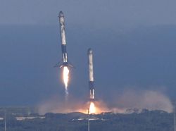 Keren! Penampakan 3 Roket Terkuat Dunia Mendarat Simultan