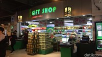 Ada toko oleh-oleh yang menjual bir Tsingtao dalam berbagai jenis rasa dan kaleng. Tapi juga kacang dan masker bir yang bisa kamu nikmati. Merchandise berupa botol minum dan kaos juga ada lho! (Bonauli/detikcom)
