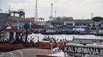 Aksi Para Prajurit TNI AL Bersihkan Laut di Utara Jakarta