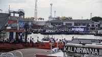 Para pasukan TNI AL berkumpul di kawasan Kolinlamil dan Pelabuhan Tanjung Priok, Jakarta Utara, untuk menggelar aksi bersih-bersih sampah di Laut utara Jakarta.
