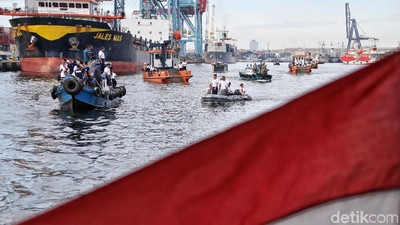 Aksi Para Prajurit TNI AL Bersihkan Laut di Utara Jakarta