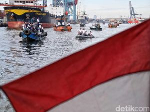 Aksi Para Prajurit TNI AL Bersihkan Laut di Utara Jakarta