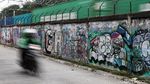 Aksi Vandalisme Bikin Kumuh Dinding Tembok di Kemayoran