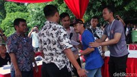 Mulai dari pemilih yang melakukan intervensi, hingga mereka yang datang ketika waktu pencoblosan berakhir pada pukul 13.00.