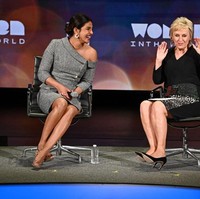 Adapun blus berpeplum itu hadir dengan bahu asimetris yang mengekspos bahu Priyanka. Begitu pula siluetnya, pas mengikuti lekuk tubuh istri Nick Jonas itu. Aura seksi sang bintang Bollywood yang hijrah ke Hollywood itu masih tetap terpancar.  Foto: dok. Getty Images