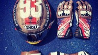 Sarung tangan dan sepatu balap Marquez pun dibuat dengan tema senada dengan helm. Dengan perlengkapan unik ini, Marquez akan mencoba menjaga kesempurnaannya di Circuit of the Americas dengan merebut kemenangan ketujuh beruntun. Foto: Instagram