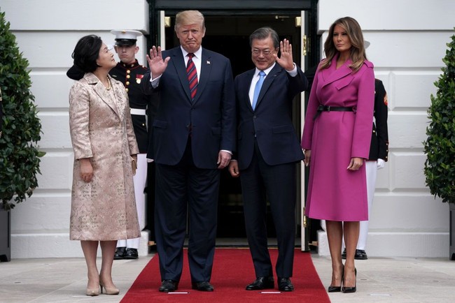 Melania Trump membungkus tubuhnya dengan dress bersiluet coat dari high-end brand Louis Vuittion. Tak tanggung-tanggung, terusan berwarna fuchsia itu bernilai US$ 4.750 atau sekitar Rp 67 juta. Foto: Getty Images