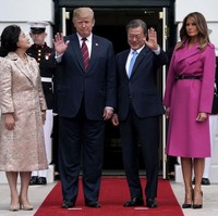 Melania Trump membungkus tubuhnya dengan dress bersiluet coat dari high-end brand Louis Vuittion. Tak tanggung-tanggung, terusan berwarna fuchsia itu bernilai US$ 4.750 atau sekitar Rp 67 juta. Foto: Getty Images
