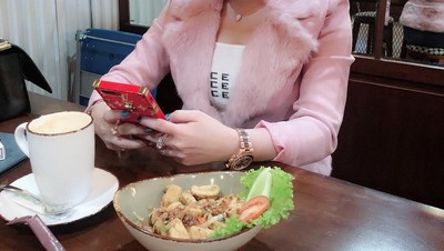 Mengintip Gaya Kulineran Pengacara Seksi Diah Orin yang Bak Sosialita