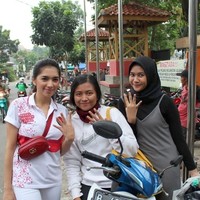 Berpose bersama warga yang ditemuinya saat blusukan, Angel Karamoy tampil dengan t-shirt bertuliskan julukan untuknya yaitu Angel Banteng Betina. Dia melengkapi gayanya dengan fanny pack dari brand Gucci seharga belasan juta rupiah. Foto: Instagram @realangelkaramoy