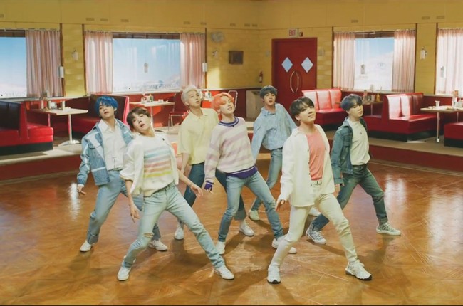 Video klip BTS yang berkolaborasi dengan Halsey, Boy with Luv, berhasil memecahkan rekor dengan view terbanyak dalam 24. Dengan raihan 78 juta view, BTS mengalahkan pemegang rekor sebelumnya, BLACKPINK dengan capaian 56,7 juta view. Foto: YouTube