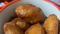 Gemblong yang disebut getas di Jawa Timur ini dilapisi gula merah yang cokelat cantik. Mau? Foto : Instagram @pistachiocaramel