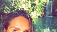 Yuliya pun suka traveling ke destinasi antimainstream. Dia pernah main-main ke Cyprus dan menikmati air terjun yang indah di sana (Instagram/Yuliya Efimova)