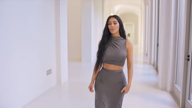 Selasar yang didominasi palet krem. Terdapat pula jendela besar sehingga cahaya alami dari luar bisa masuk. Foto: Screenshot YouTube/Vogue