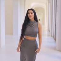 Selasar yang didominasi palet krem. Terdapat pula jendela besar sehingga cahaya alami dari luar bisa masuk. Foto: Screenshot YouTube/Vogue