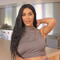 Hampir seluruh ruangan dicat dengan warna putih. Perabotan dan furnitur pun dipilih palet mute seperti beige, krem, abu-abu dan putih. Foto: Screenshot YouTube/Vogue