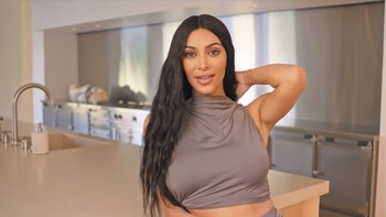 Di urutan ke 10, ada Kim Kardashian. Rata-rata, ia melakukan 275 posting tiap bulan, dengan rincian 52 kali di Instagram dan 223 kali di Twitter. Foto: Screenshot YouTube/Vogue
