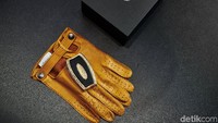 Ukuran remote kecil Awain tidak terlalu besar, coba lihat perbandingannya dengan sarung tangan. Foto: Awain