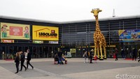 Masih dalam satu komplek mal ini juga terdapat Legoland. Traveler bisa mengajak serta anak dan keluarga ke sini. (Wahyu Setyo/detikcom)