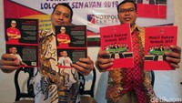 Founder dan CEO Panggung Indonesia Ichwanudin Siregar (kiri) bersama Direktur Eksekutif Vixpol Center Pangi Syarwi Chaniago saat memperlihatkan buku Wakil Rakyat Terbaik 2019.