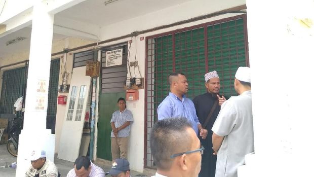 Relawan Prabowo Sandi Berjaga di Lokasi Penemuan Surat Relawan Prabowo Sandi Berjaga di Lokasi Penemuan Surat