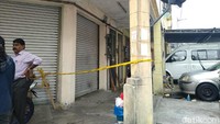 Pantauan detikcom pada Jumat (12/4) pukul 11.15 waktu setempat, garis polisi terpasang di sekitar lokasi. Lokasi penemuan adalah sebuah ruko. 