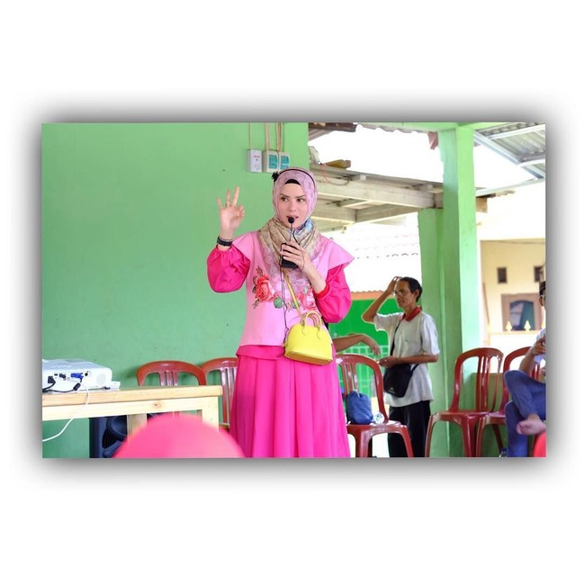 Meski berukuran kecil, harga tas tersebut tak main-main. Dilansir dari website resmi Hermes, tas seri Bolide dibandrol mulai dari $ 5200 atau sekitar Rp 73 jutaan. Foto: Instagram/AngelLelga