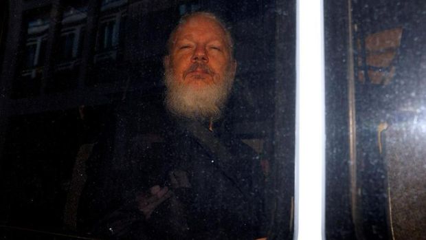 Penampilan terbaru Assange dengan berewok usai ditangkap di London