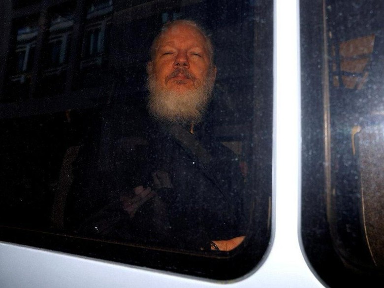 Penampakan Julian Assange yang Ditangkap di London Penampakan Julian Assange yang Ditangkap di London