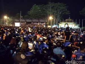 Tak Bertiket, Aremania Nobar di Luar Stadion pun Jadi
