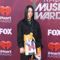 Ini penampilan Billie saat menyambangi penghargaan iHeart Radio Music Awards 2019 beberapa waktu lalu. Bersolek ala anak emo, Billie ditemani Sailor Moon yang menempel di baju dan celananya.  Foto: dok. Getty Images
