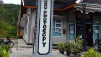 Para perantau pun berinisiatif membangun tugu menyerupai mesin fotocopy. Tugu Photocopy menunjukan bahwa sebagian besar perantau yang berasal dari Atar sukses dalam usaha fotocopy. (Aswir/dok Istimewa)