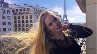 Berfoto dengan rambut panjangnya yang terurai dengan latar Menara Eiffel di Paris, Perancis. (o_neveselaya/Instagram)