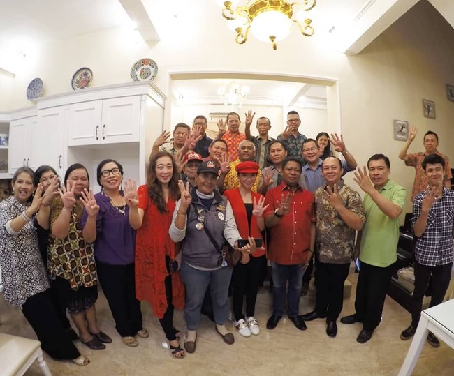 Saat blusukan, Angel memilih bergaya casual sporty dengan memakai kaus dan sneakers yang harganya tidak murah. Saat blusukan memakai blazer merah ini misalnya, Angel memakai sneakers putih keluaran brand Louis Vuitton seharga Rp 11 jutaan. Foto: Instagram @realangelkaramoy