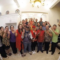 Saat blusukan, Angel memilih bergaya casual sporty dengan memakai kaus dan sneakers yang harganya tidak murah. Saat blusukan memakai blazer merah ini misalnya, Angel memakai sneakers putih keluaran brand Louis Vuitton seharga Rp 11 jutaan. Foto: Instagram @realangelkaramoy