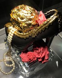 Mewah! Cake Isi Cokelat Ruby dan Emas Ini Seharga Motor