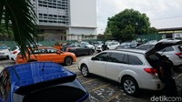 Pantauan di halaman parkir Kantor Pengawasan dan Pelayanan Bea Cukai Tipe Madya Pabean Ngurah Rai, Bali, Jumat (12/4), para pengunjung mulai berdatangan setelah pukul 13.00 Wita Foto: Aditya Mardiastuti/detikOto