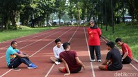 Dalam prosesnya, Eni yang dinikahi Sumartoyo Martodihardjo kemudian diboyong ke Jakarta. Dari sana ia bertemu dengan teman-teman semasa dia menjadi atlet dulu, atlet atletik-Eni semasa menjadi atlet lebih banyak memiliki teman dari cabang lari.