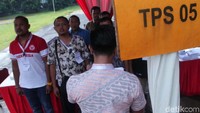 Simulasi dimulai dengan kegiatan apel pagi sehari sebelum pencoblosan, kemudian dilanjutkan dengan pengiriman surat dan kotak suara ke TPS yang dikawal pihak Kepolisian.