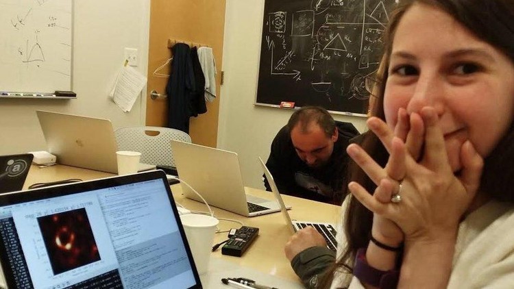 Siapa Katie Bouman, ilmuwan muda di balik foto pertama lubang hitam Siapa Katie Bouman, ilmuwan muda di balik foto pertama lubang hitam