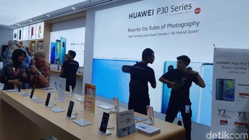 Begitu masuk, pengunjung langsung disambut dengan iklan smartphone flagship terbarunya, Huawei P30. Foto: Virgina Maulita Putri/detikINET