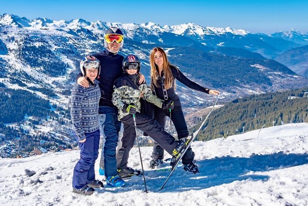Sebelum main ski, John Terry sekeluarga foto bareng berlatarkan Pegunungan Alpen yang bersalju indah. (Instagram/@johnterry.26) Sebelum main ski, John Terry sekeluarga foto bareng berlatarkan Pegunungan Alpen yang bersalju indah. (Instagram/@johnterry.26)
