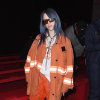 Pakaian oversized adalah salah satu busana andalan Billie. Seperti jaket bergaya pemadam kebaran dari Calvin Klein yang dipakainya saat menghadiri fashion show brand tersebut di New York Fashion Week tahun lalu.  Foto: dok. Getty Images