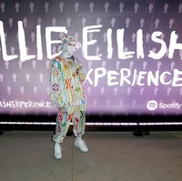 Lahir di Los Angeles, Amerika Serikat, 17 tahun lalu, Billie memulai debutnya di kancah musik pada 2016 dengan merilis single Ocean Eyes. Tahun berikutnya, album mini perdana Billie dirilis dan meraih kesuksesan komersial. Apple Music bahkan menobatkannya sebagai artis pendatang baru terbaik Up Next pada 2017.  Foto: dok. Getty Images